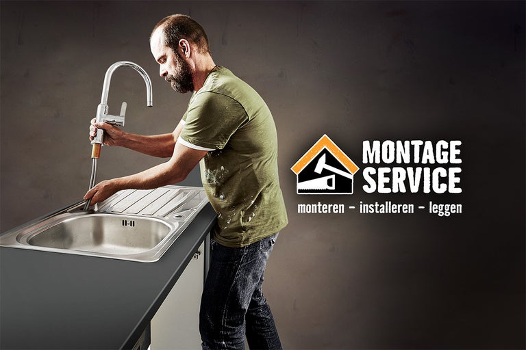 Een vakman monteert een kraan in een spoelbak; Hornbach montageservice