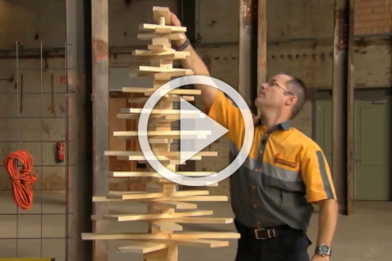 Man bouwt een kerstboom van houten latten