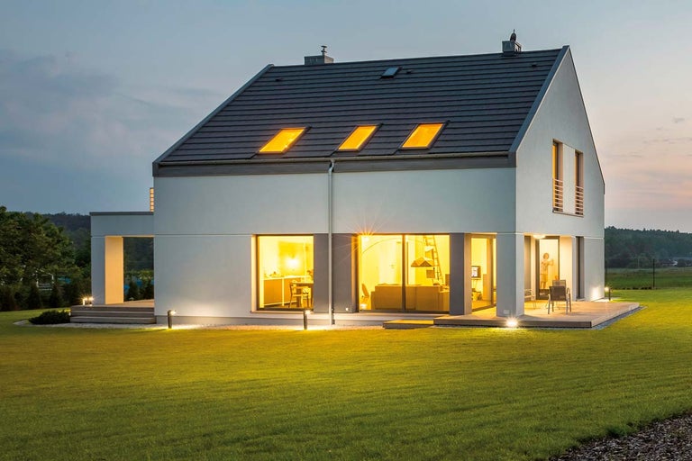 Modern huis met twee verdiepingen, tuin en dakramen