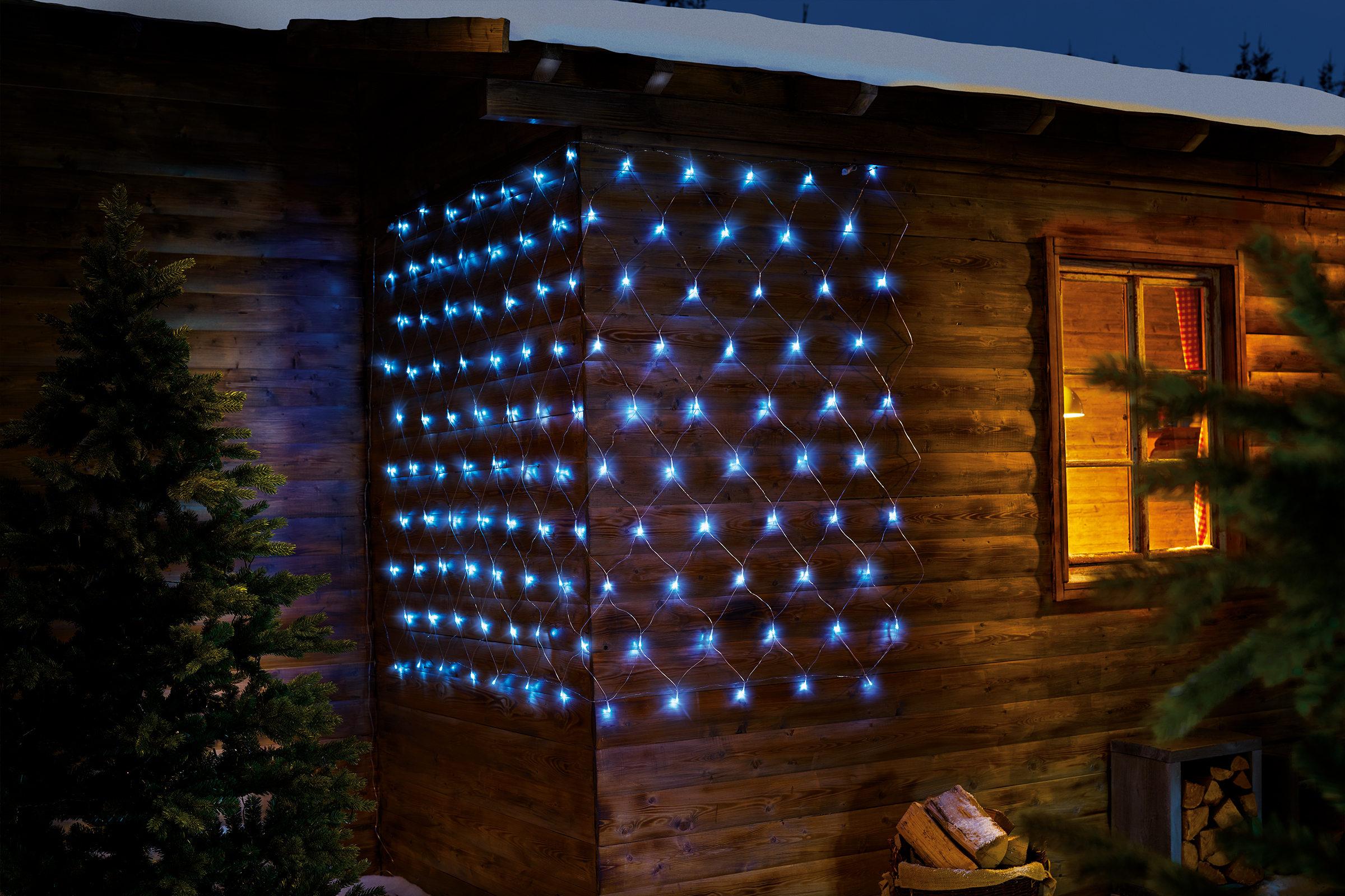 Houten huisje met blauw lichtsnoernet als decoratie