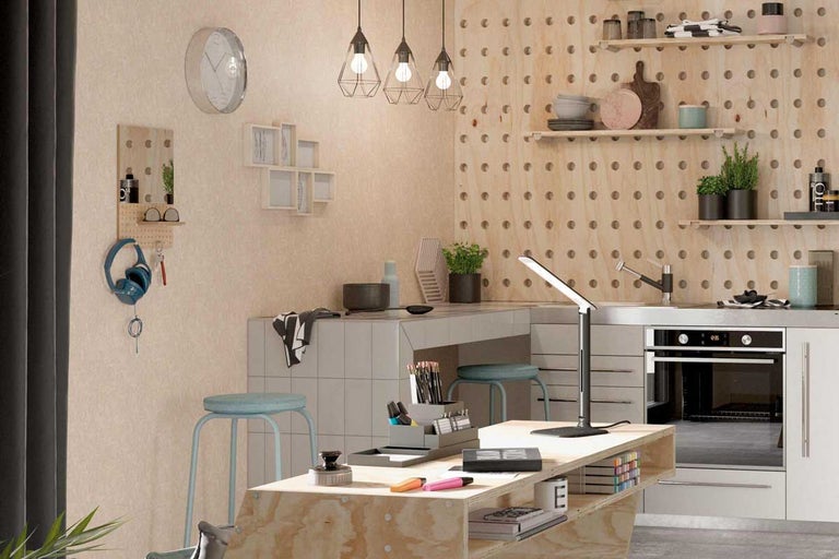 Lichte studeerkamer met bureau, stoelen en planken