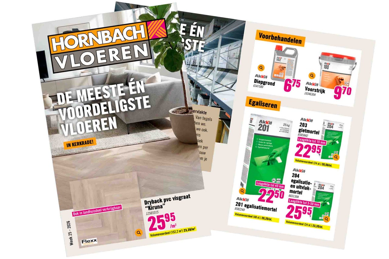 Hornbach Vloeren folder met Dryback pvc visgraat Kiruna in een woonkamer en Akkit voorbehandelings- en egalisatieproducten.