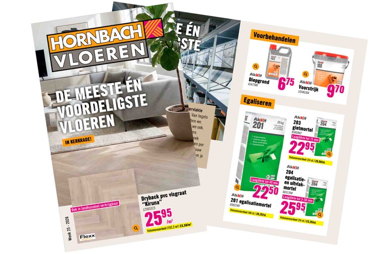 Hornbach Vloeren folder met Dryback pvc visgraat Kiruna in een woonkamer en Akkit voorbehandelings- en egalisatieproducten.
