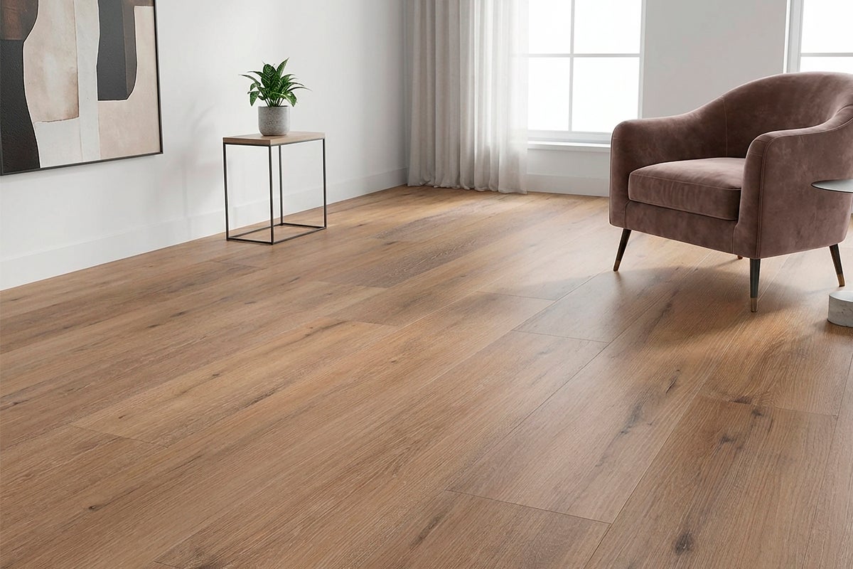 Moderne lichte woonkamer met laminaatvloer in eikenlook, brede planken, fauteuil, bijzettafel en venster met gordijnen.