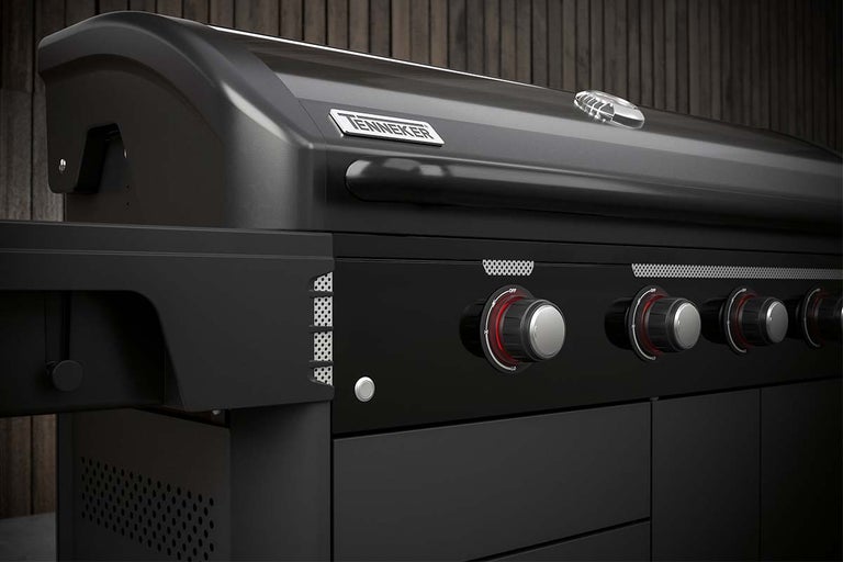 Gedetailleerde weergave van een zwarte gasbarbecue met bedieningselementen en Tenneker logo.