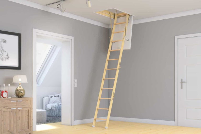 Uitgetrokken zoldertrap van hout in een woonkamer