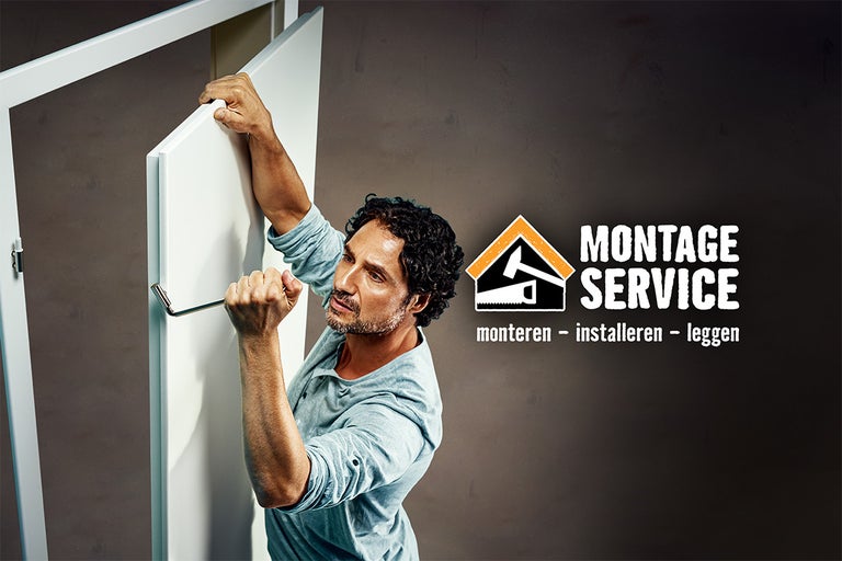 Een man monteert een deur met gereedschap; Montage Service Logo