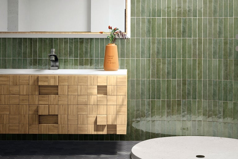 Moderne badkamer met wastafel, kraan en groene tegels