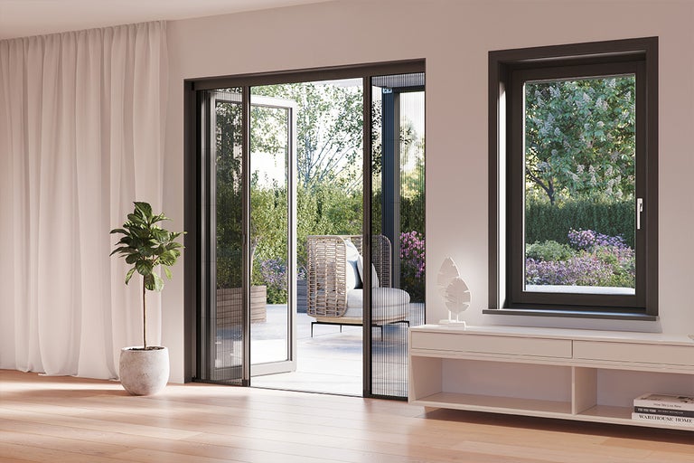 Woonkamer met insectenhor, raam en uitzicht op de tuin