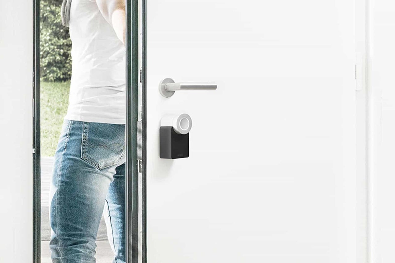 Geopende deur met elektronisch deurslot