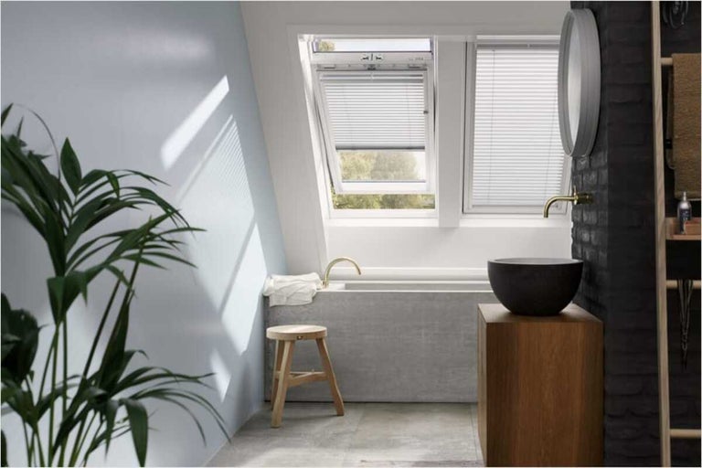 Moderne badkamer met dakraam en plisségordijn