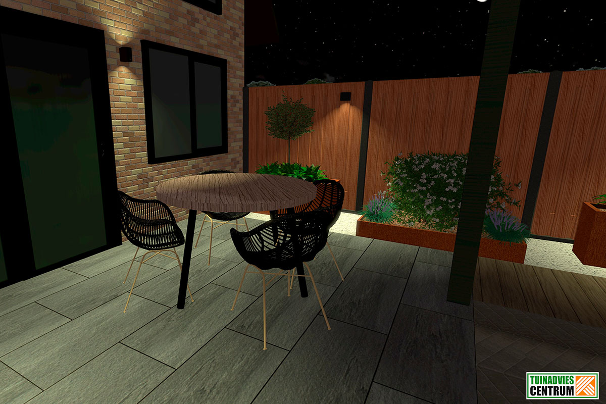Tuinscene in de avond met eettafel, stoelen en beplanting voor een houten schutting