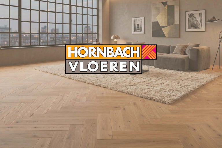 Moderne woonkamer met lichte houten vloeren in visgraatpatroon, een grijze bank op een vloerkleed en Hornbach Logo.