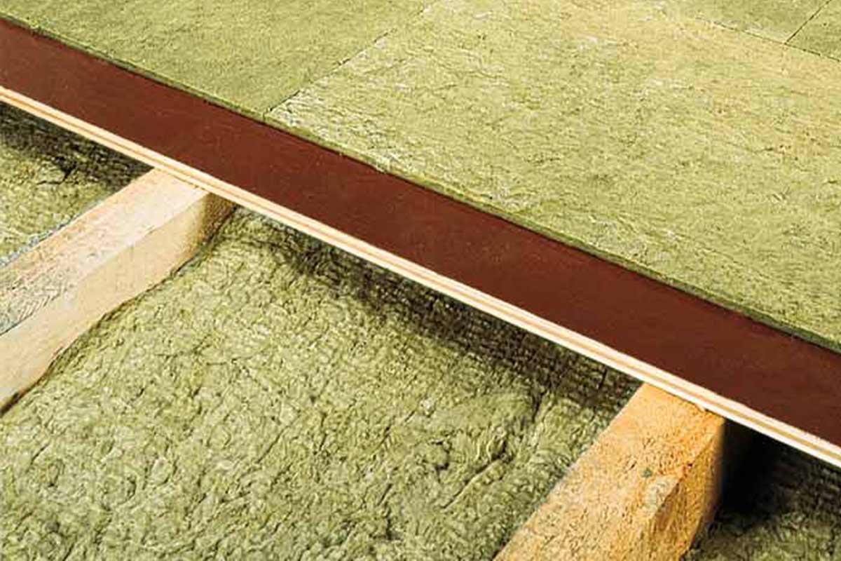 Isolatiemateriaal tussen houten balken voor thermische en geluidsisolatie