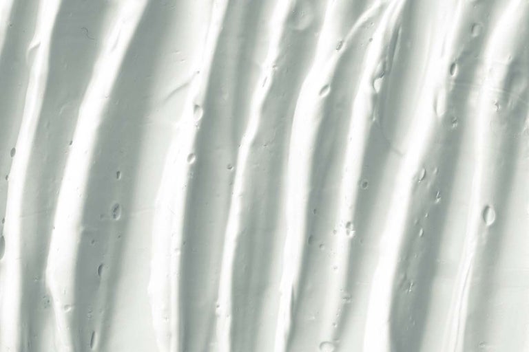 Close-up van een transparant, golvend oppervlak