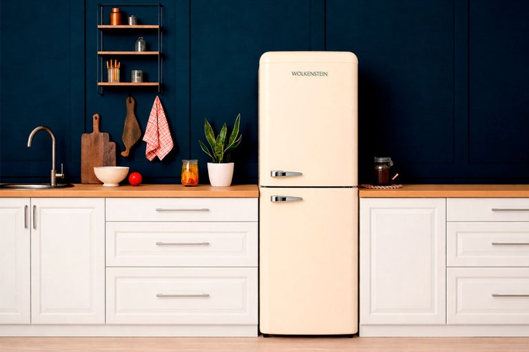 Keuken met Wolkenstein koelkast, gootsteen en keukengerei