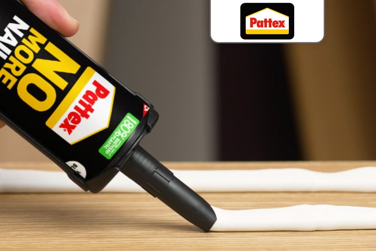 Pattex No More Nails montagelijm wordt op hout aangebracht. Verpakking van tachtig procent gerecycled plastic. Pattex Logo.