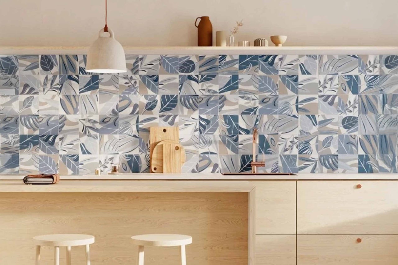 Keukenscène met mozaïektegels met bladmotief, houten werkblad en barkrukken