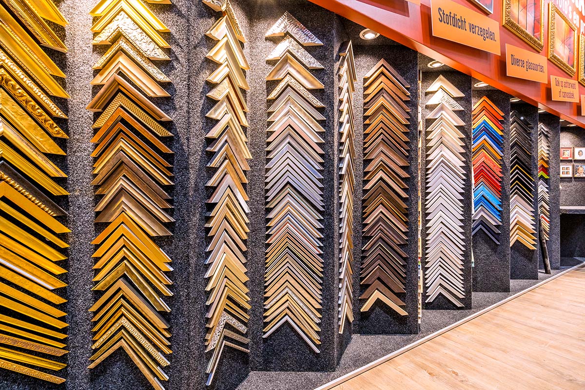 Selectie van fotolijsten in een winkel om uit te kiezen