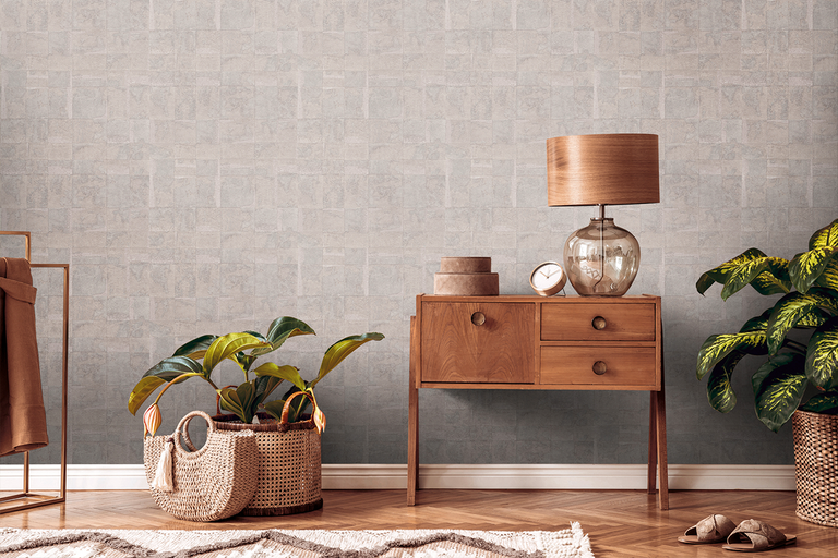 Woonruimte met vliesbehang met vierkant structuurpatroon in een moderne en gezellige inrichtingsstijl met houten dressoir en planten.