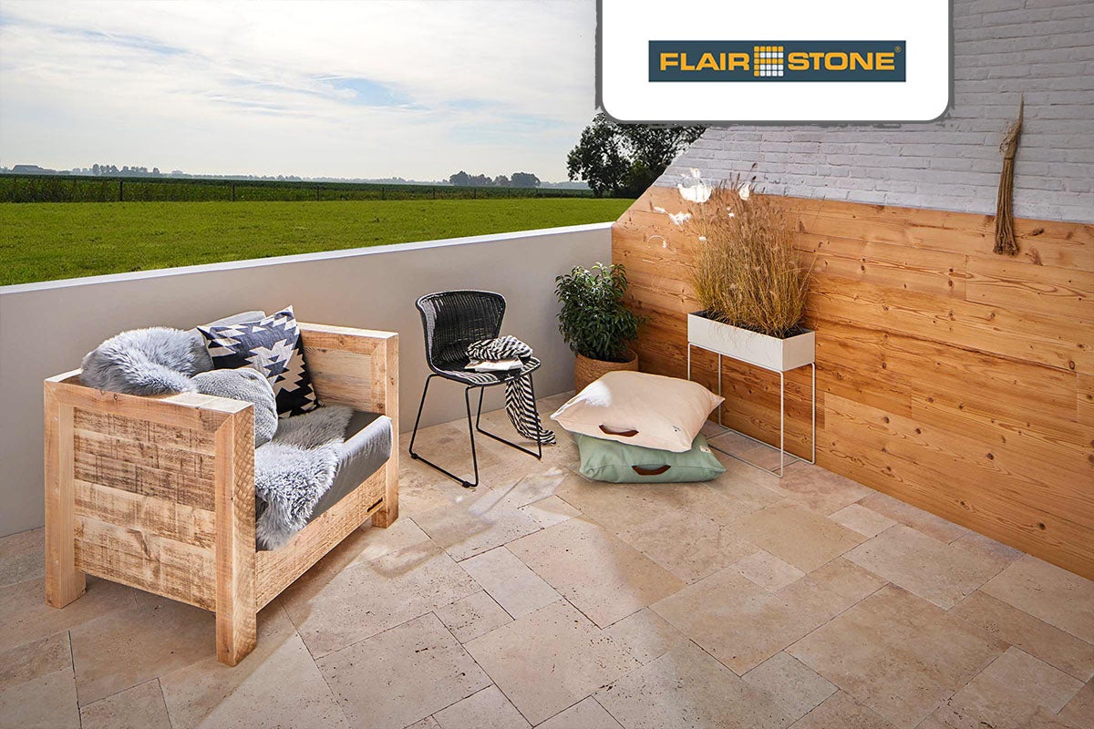 Terras met natuurstenen vloer, fauteuil en stoel