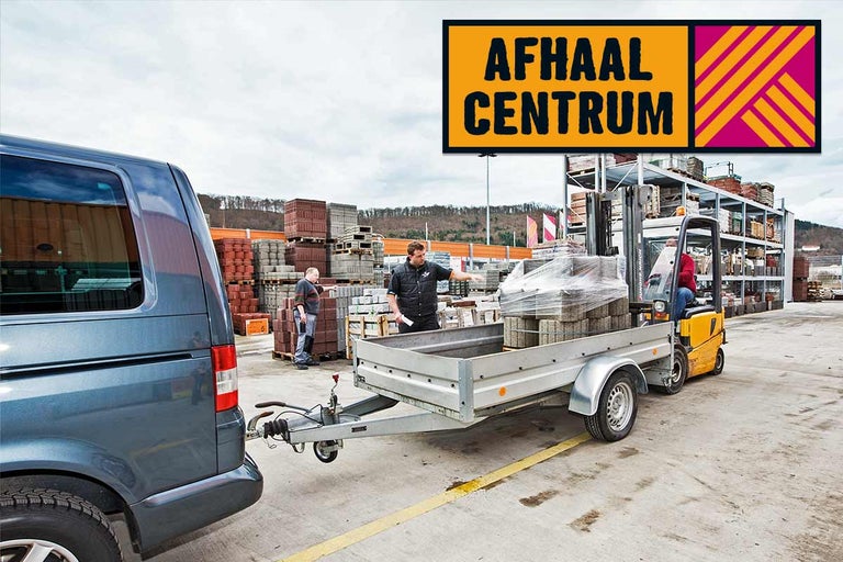 Scene van een Hornbach afhaalcentrum met vorkheftruck en aanhanger