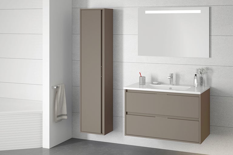 Moderne badkamerset met wastafelonderkast, spiegelkast en hoge kast.