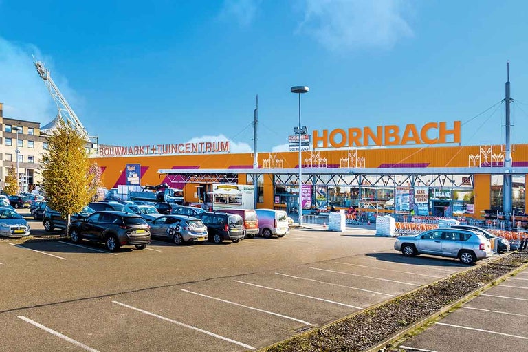 Hornbach bouwmarkt met parkeerplaats