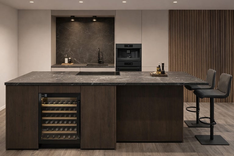 Kookeiland met wijnkoelkast, kookplaat en twee barkrukken in een modern ontworpen keuken