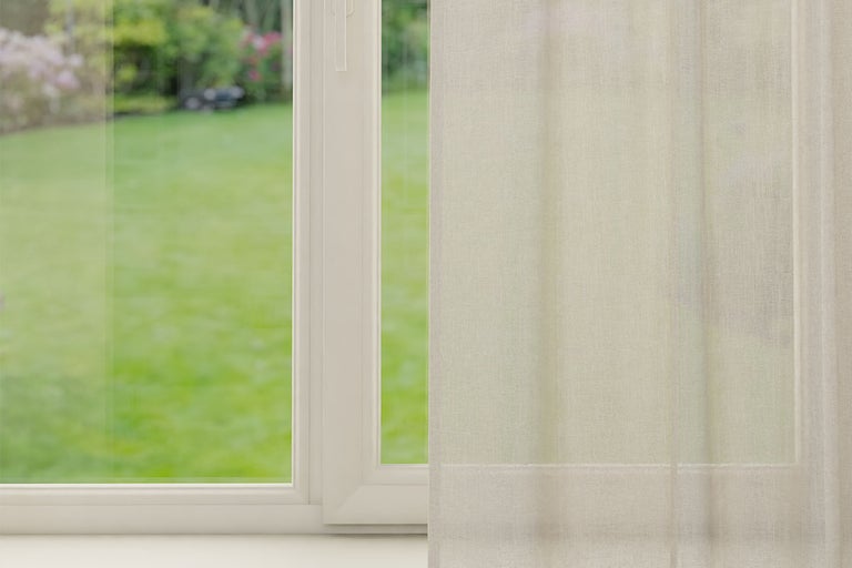 Raam met transparant stoffen paneel voor decoratie en lichtfiltering
