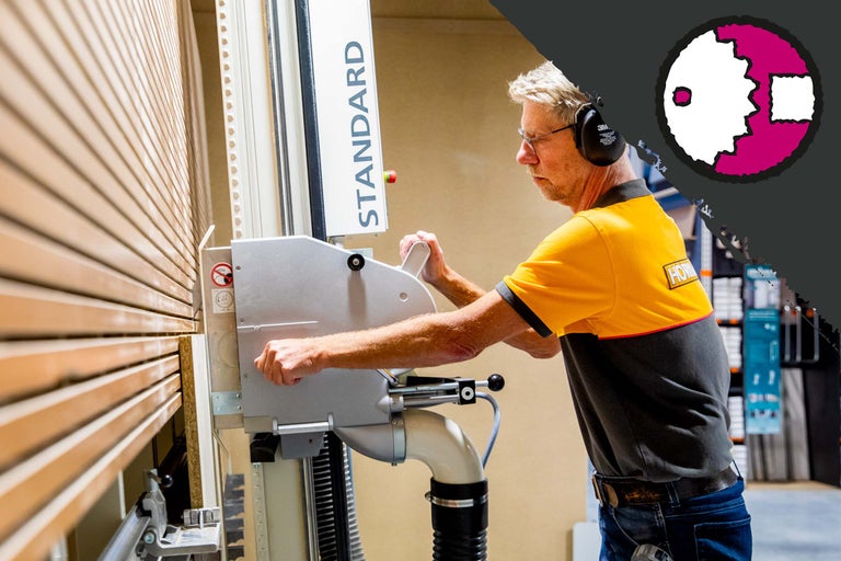 Een man bedient een paneelzaag van het merk Standard in een Hornbach vestiging.