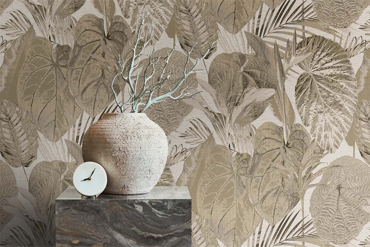 Decoratief behang met plantmotieven, een vaas en een klok op een sokkel.