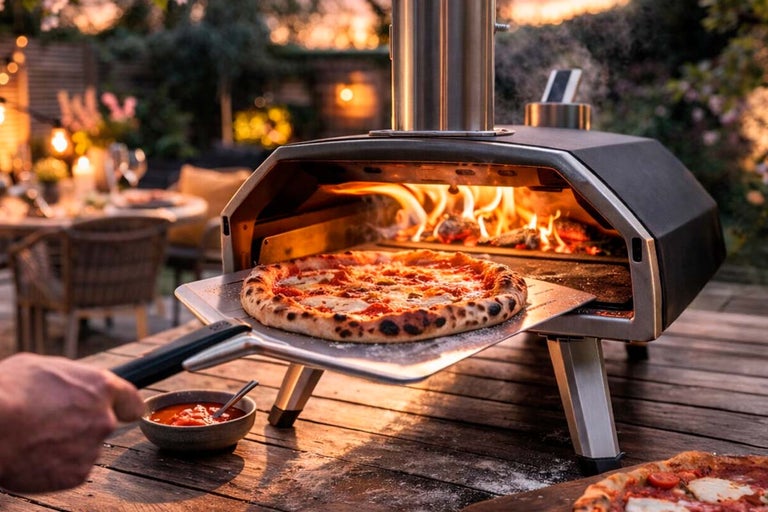 Pizza in pizzaoven met houtvuur op pizzaschep