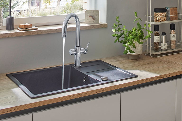 Keukenscène met spoelbak, kraan en werkblad