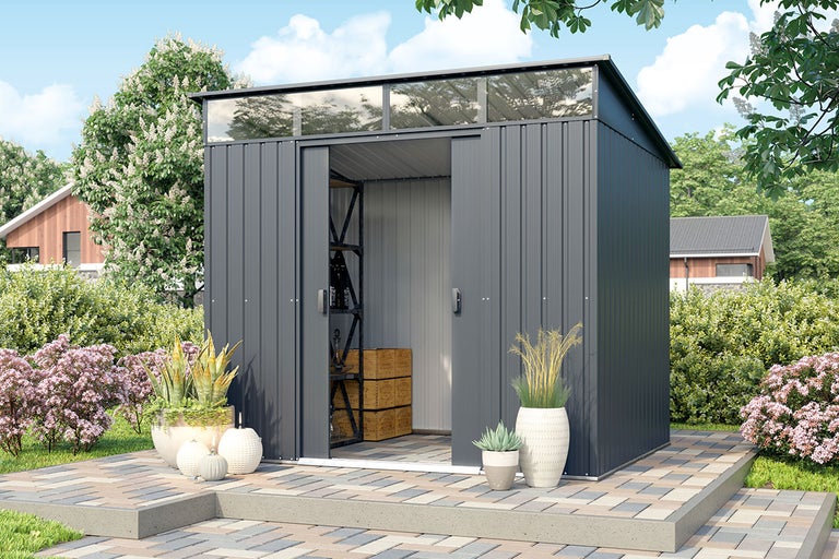 Tuinhuis met schuifdeur en bovenlicht voor tuingereedschap en buitenopslag.