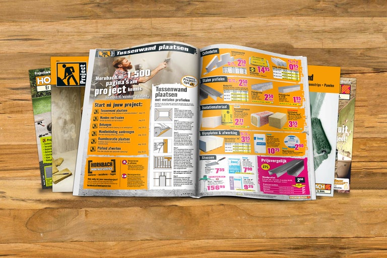 Meerdere geopende Hornbach projectcatalogi liggen op elkaar