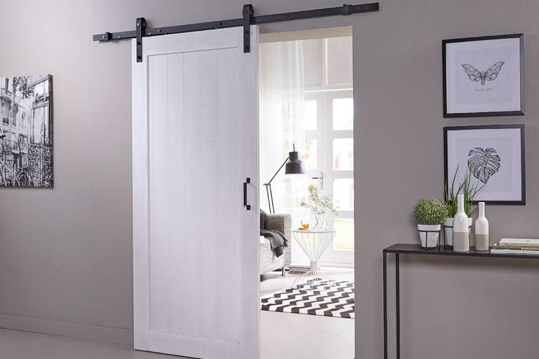 Houten schuifdeur in woonkamer met decoratie