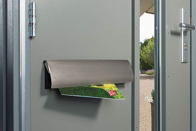 Roestvrijstalen brievenbus aan een deur