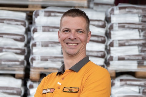 Een Hornbach medewerker voor zakken betonmortel