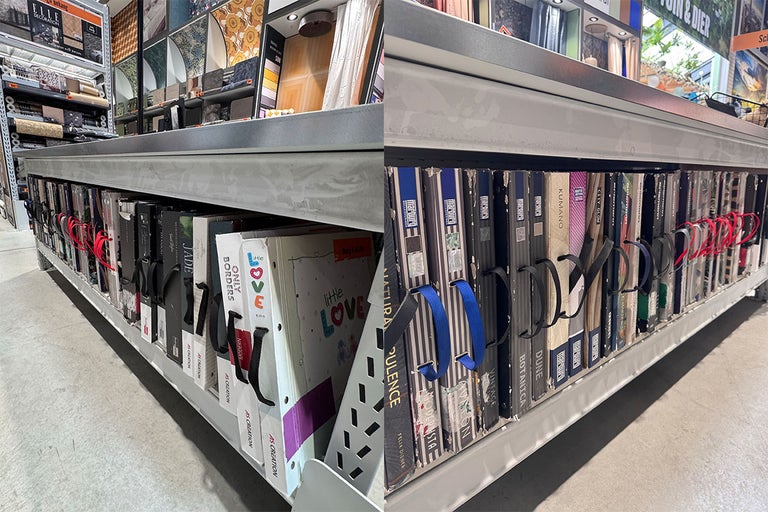 Schappen met behangstalenboeken in de Hornbach-vestiging.