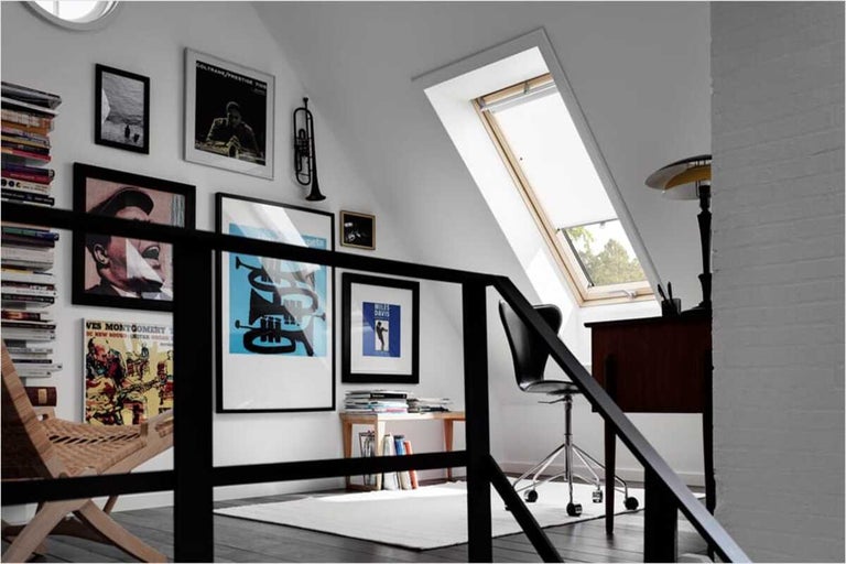 Zolderkamer met dakraam, bureau en muziekinstrumenten