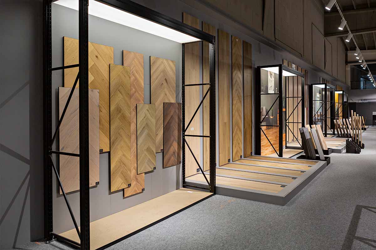 Showroom met verschillende houten vloeren in diverse patronen en houtsoorten