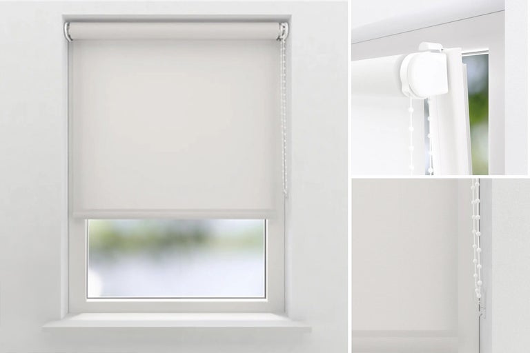 Wit rolgordijn met kettingbediening gemonteerd op een raam, inclusief detailweergave van de houder en de ketting.