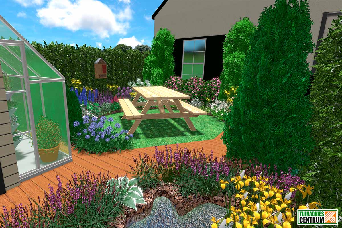 Tuin met kas, picknicktafel en beplanting