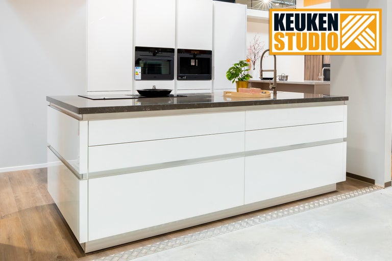 Kookeiland met laden, kookplaat, spoelbak en keukenapparatuur