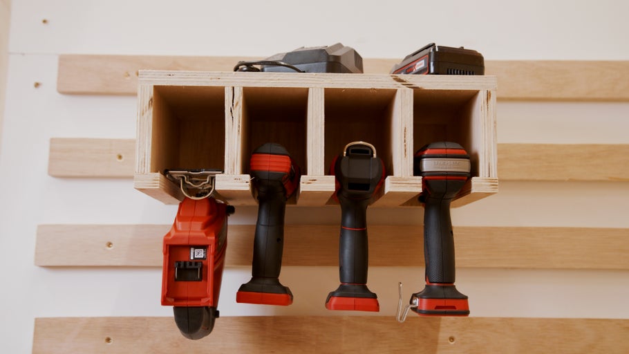 Accuboormachines, acculaders en houten rek voor opslag aan de wand