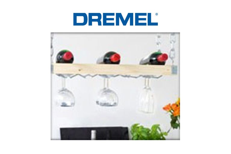 Wijnrek met wijnflessen en wijnglazen