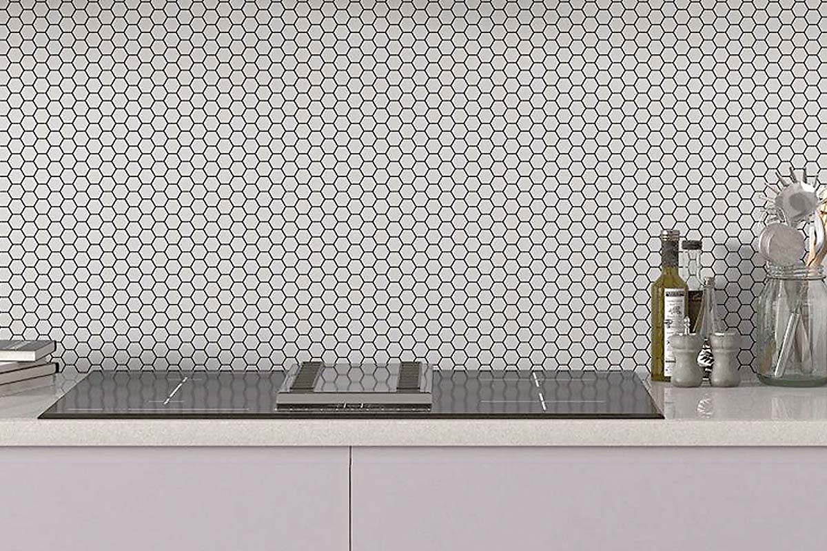 Keukenachterwand met zeshoekige tegels, kookplaat en keukengerei