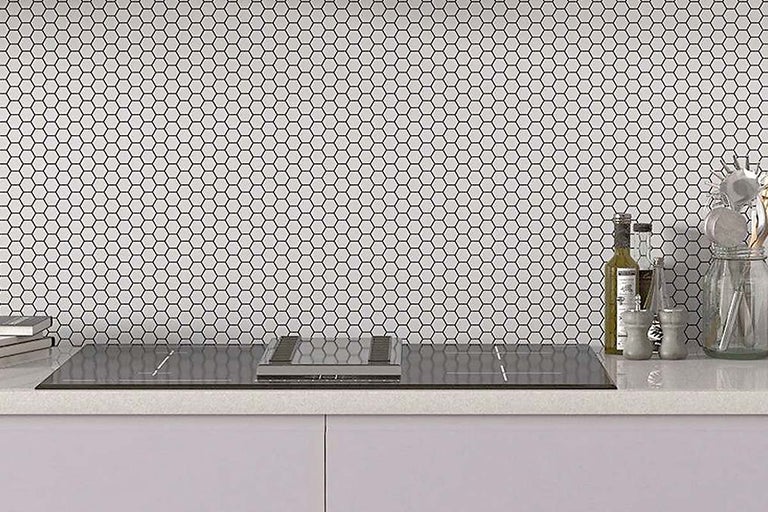 Keukenachterwand met zeshoekige tegels, kookplaat en keukengerei