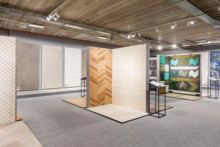 Showroom met diverse vloertegels en wandtegels in verschillende designs en materialen